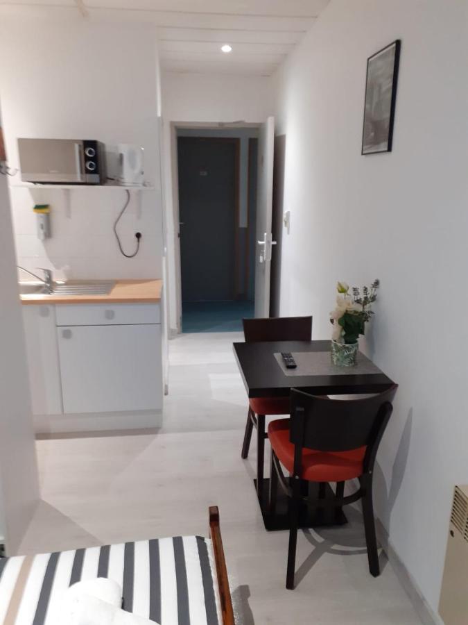 Paris Par Trains, Area, Studios Avec Salle De Bain Et Kitchenette Privees, Ou, Chambres Avec Salles Bain Et Cuisines Communes Persan 외부 사진