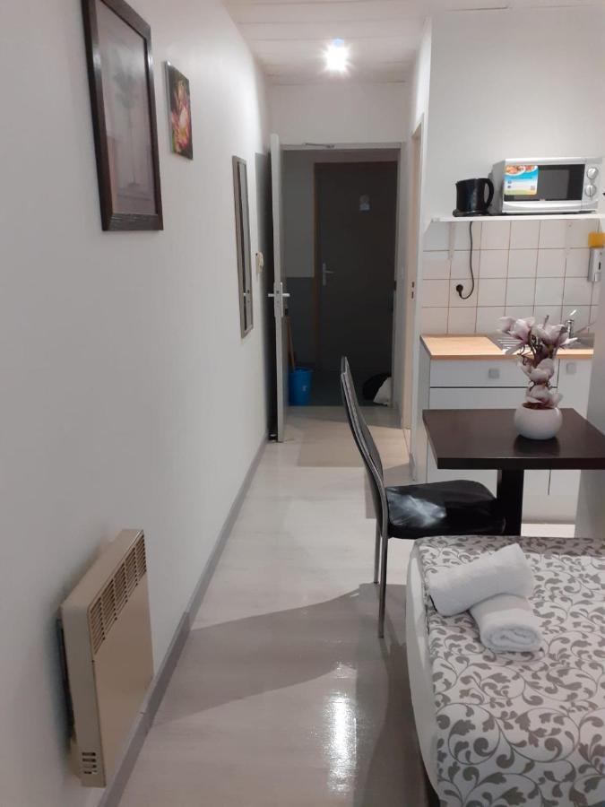 Paris Par Trains, Area, Studios Avec Salle De Bain Et Kitchenette Privees, Ou, Chambres Avec Salles Bain Et Cuisines Communes Persan 외부 사진