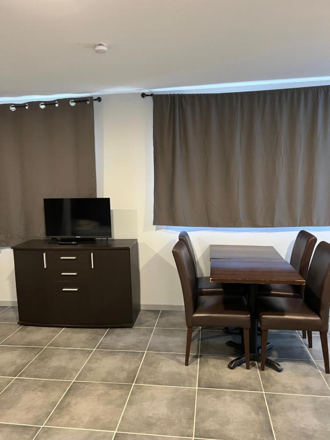 Paris Par Trains, Area, Studios Avec Salle De Bain Et Kitchenette Privees, Ou, Chambres Avec Salles Bain Et Cuisines Communes Persan 외부 사진
