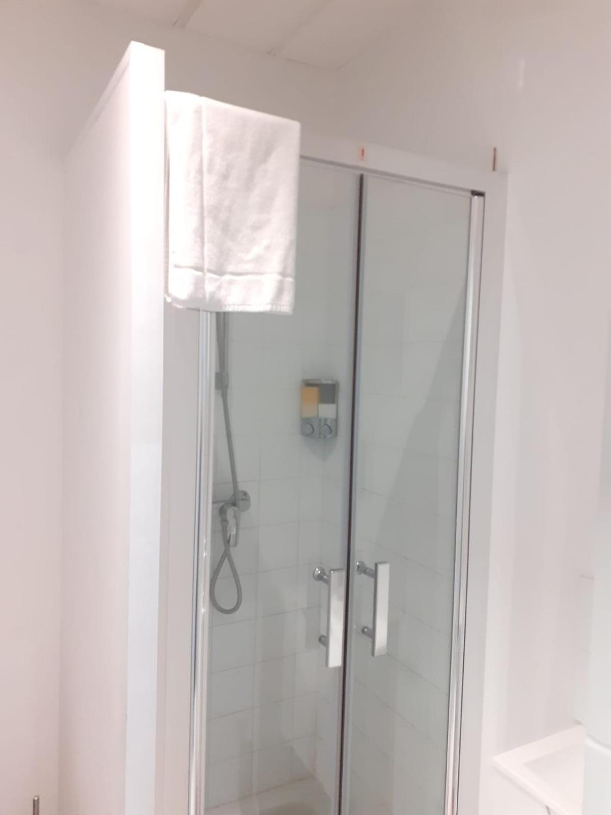 Paris Par Trains, Area, Studios Avec Salle De Bain Et Kitchenette Privees, Ou, Chambres Avec Salles Bain Et Cuisines Communes Persan 객실 사진