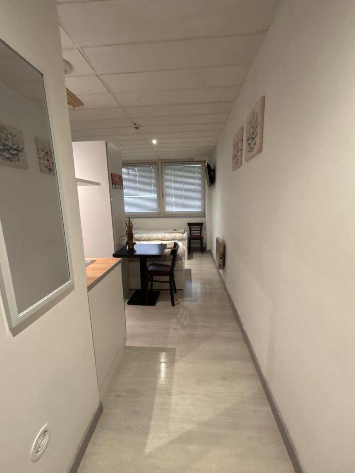 Paris Par Trains, Area, Studios Avec Salle De Bain Et Kitchenette Privees, Ou, Chambres Avec Salles Bain Et Cuisines Communes Persan 외부 사진