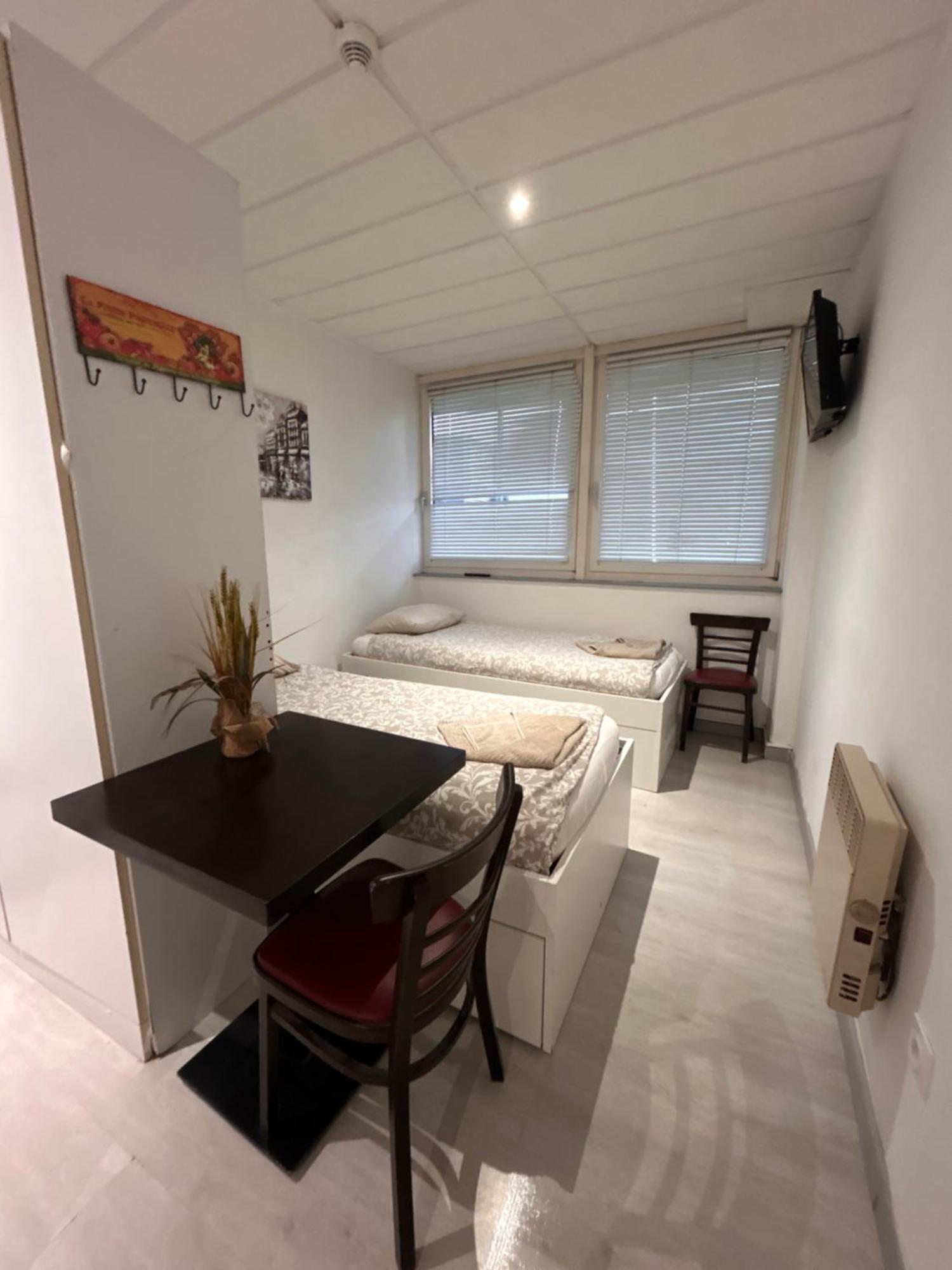 Paris Par Trains, Area, Studios Avec Salle De Bain Et Kitchenette Privees, Ou, Chambres Avec Salles Bain Et Cuisines Communes Persan 외부 사진